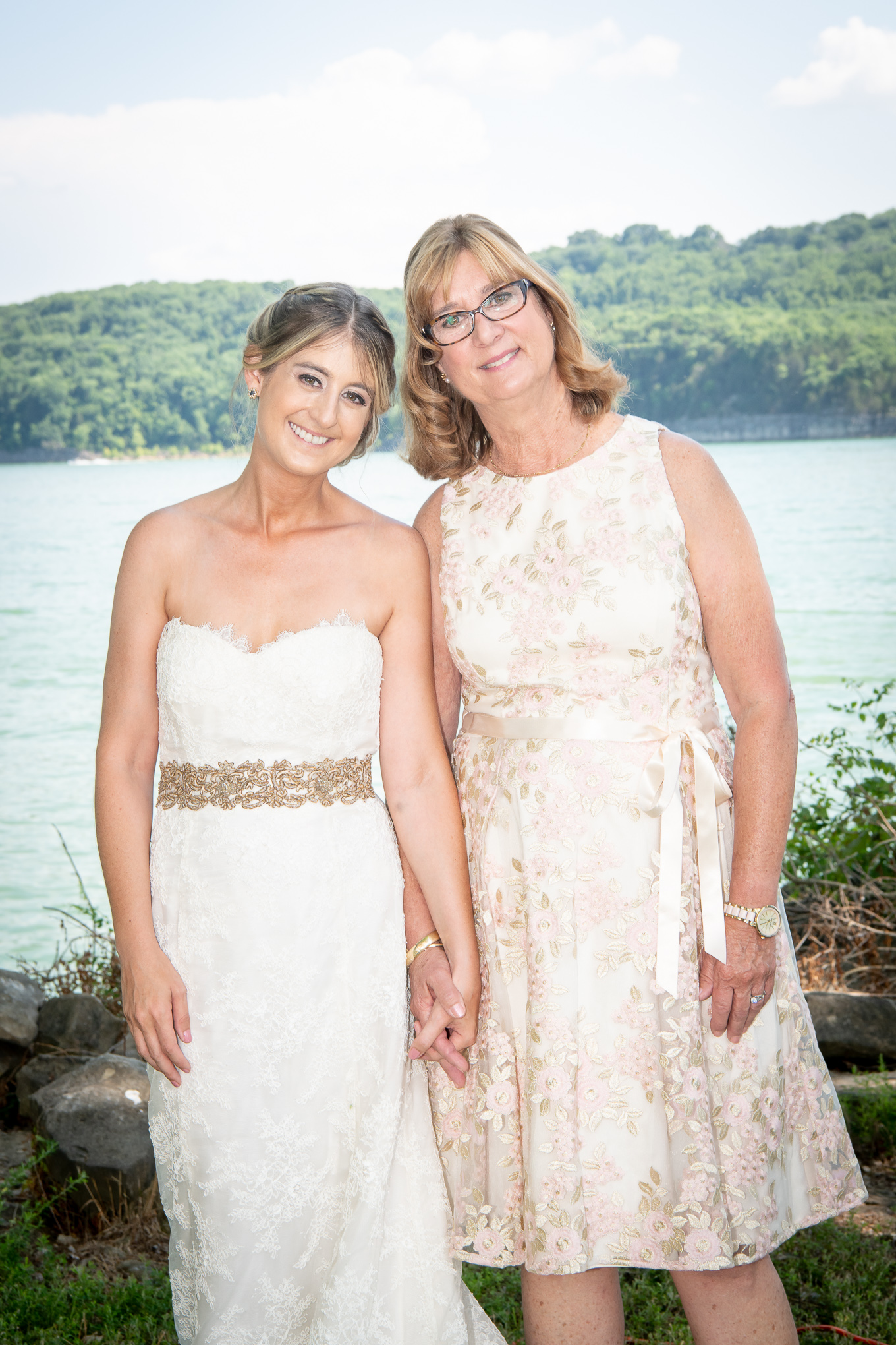 bride and her mother before the wedding 